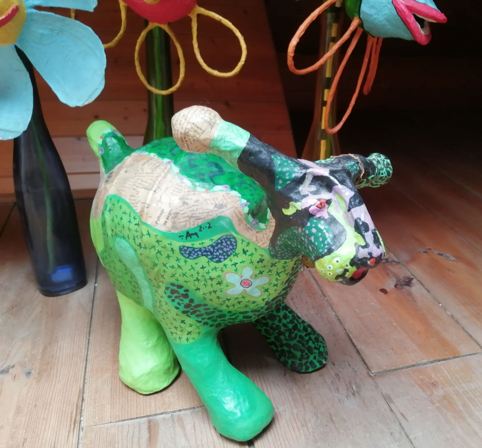Flores e "bicho" em papier-mâché