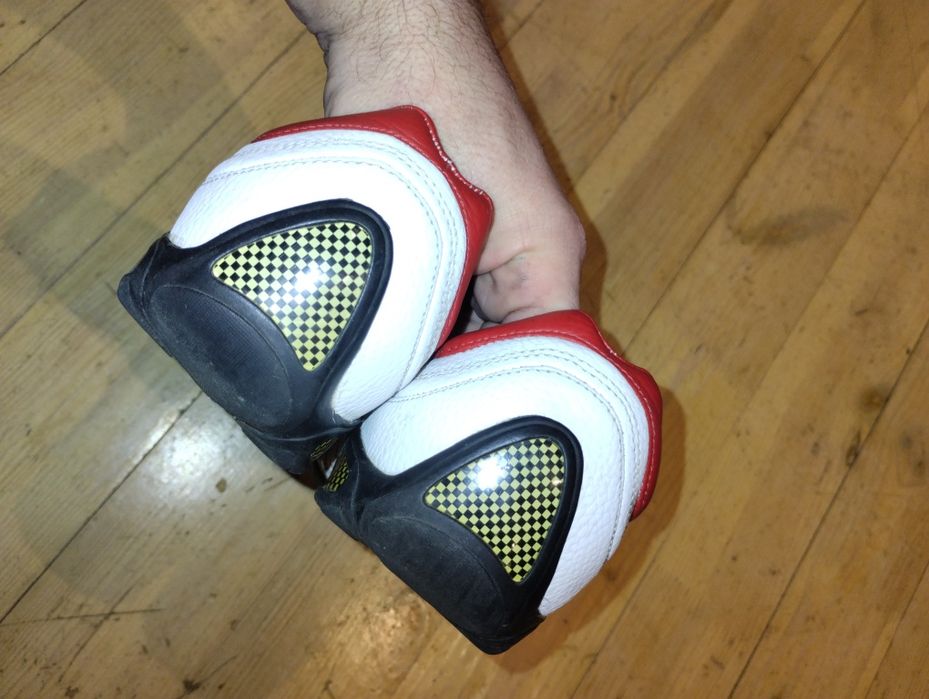 Кросівки Adidas 45 р. Біло-червоні.