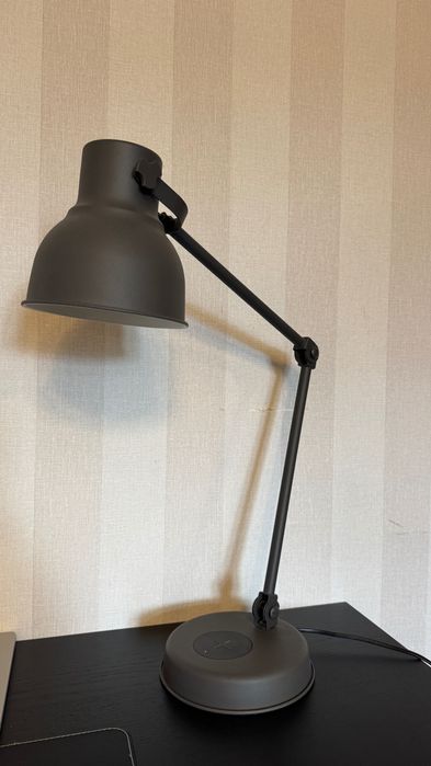 lampka biurkowa IKEA Hektar z ładowarką indukcyjną i USB