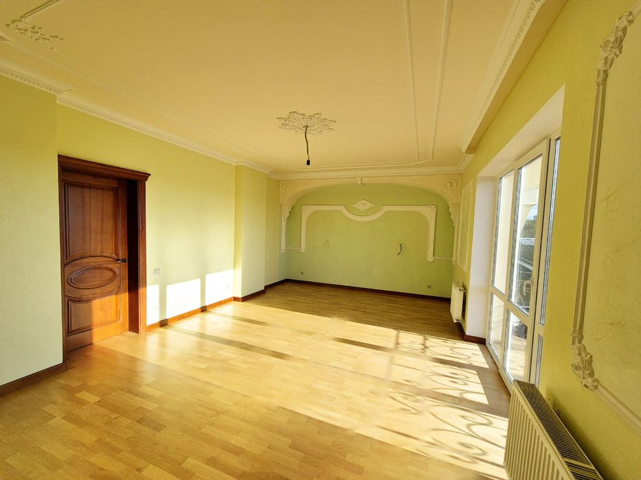 Новий окремий двоповерховий будинок з якісним ремонтом Центр р-н Подол