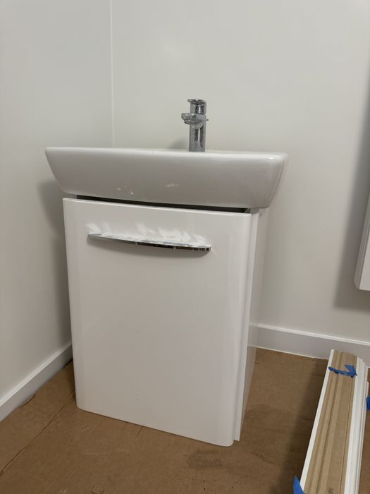 szafka łazienkowa z umywalka i baterią hansgrohe