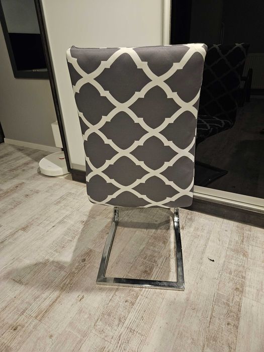 Pokrowce na krzesła wzór szaro białe elastyczne uniwersalne 4 sztuki