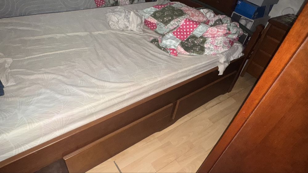 Vendo cama de solteiro 190X100