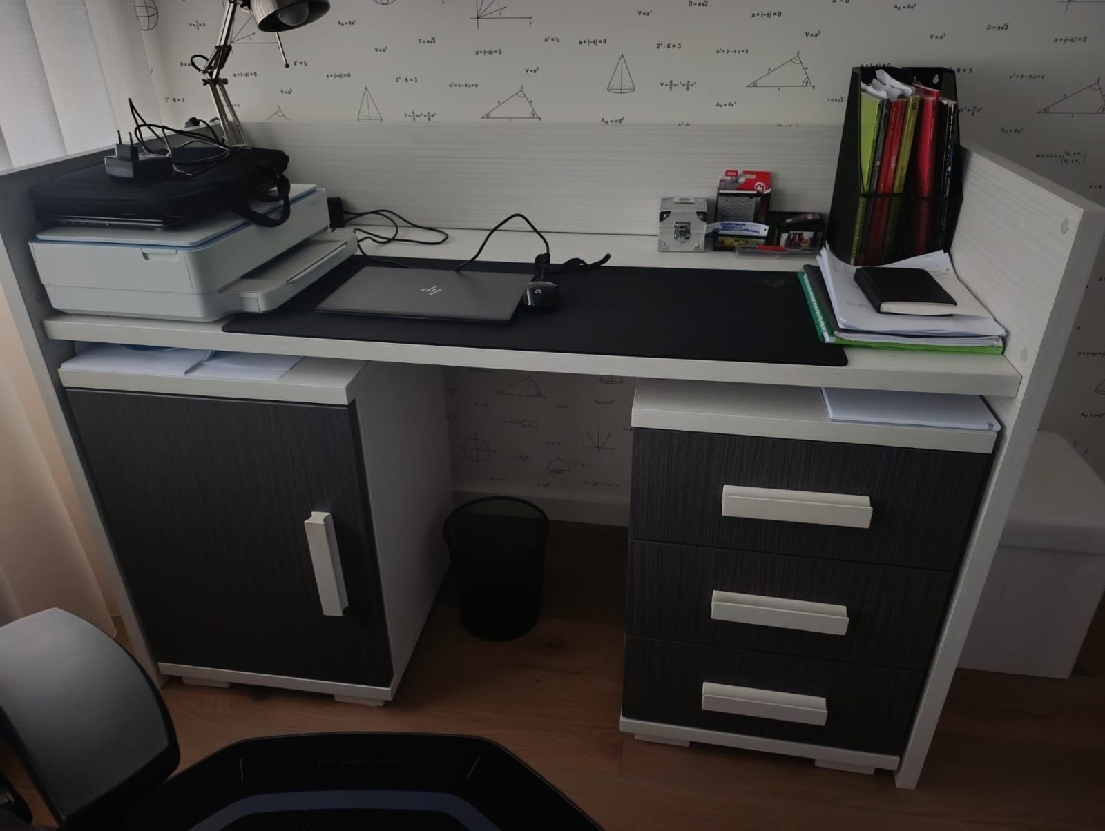 Secretaria com 2 móveis
