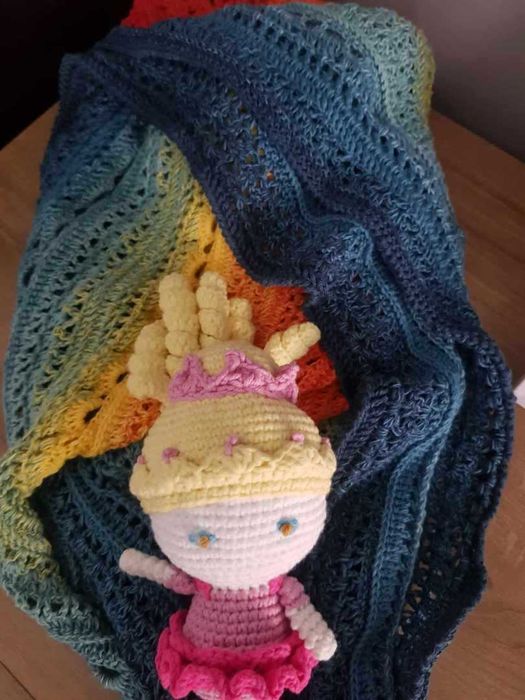 Ażurowa chusta szydełkowa, ręczna praca plus lalka