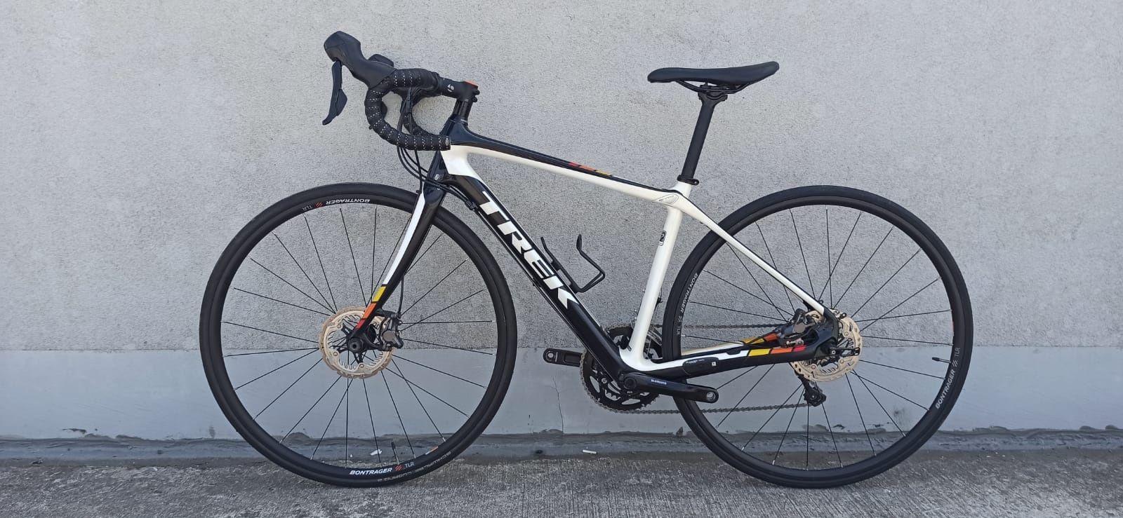 TREK DOMANE 4.3 DISC, Shimano 105(hydraulika/sztywna oś),Rozmiar 50/XS