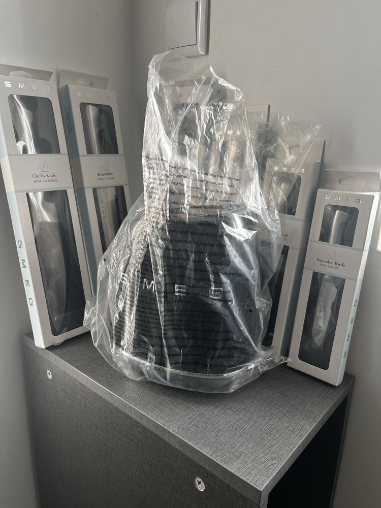 Faqueiro Smeg Preto – Completo e disponível para entrega imediata