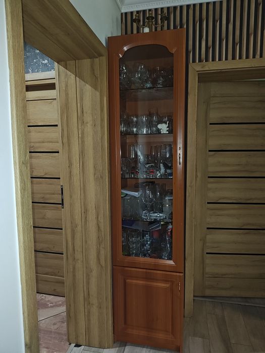 Szafa drewniana z przeszklonymi drzwiami