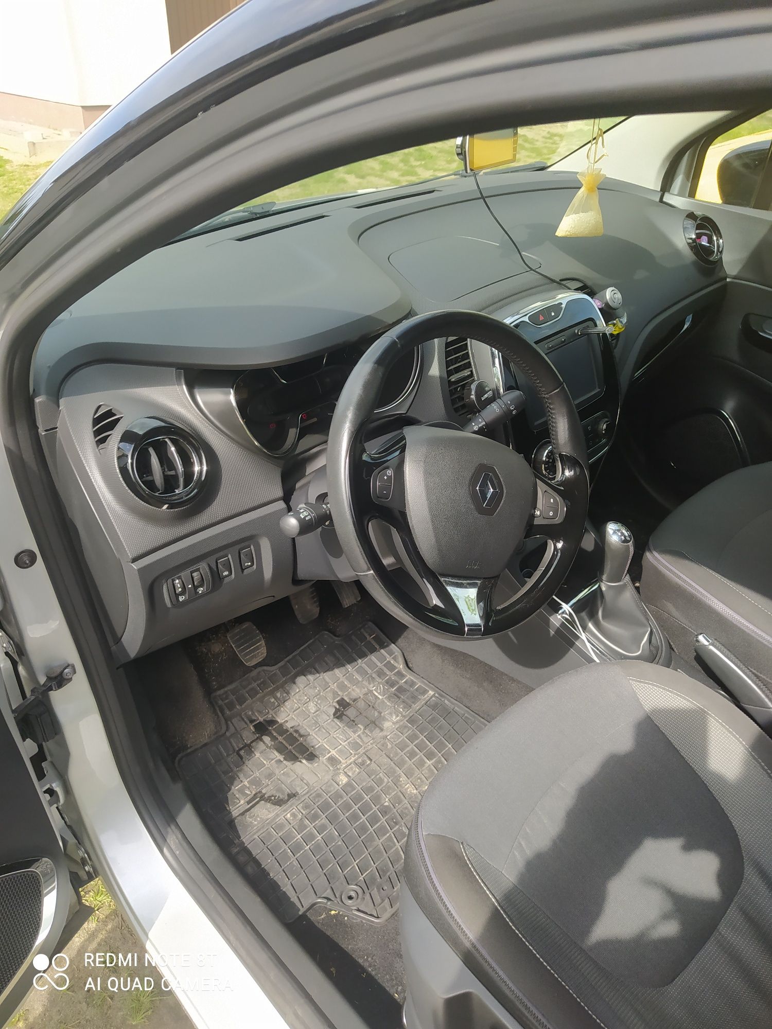 Sprzedam Renault Captur rocznik 2016.silnik 1,5 dCi kolor srebrny