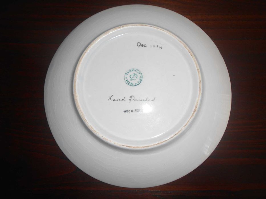 Bonito prato numerado e pintado à mão da extinta fábrica Carvalhinho.