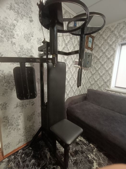 Тренажер зведення грудей