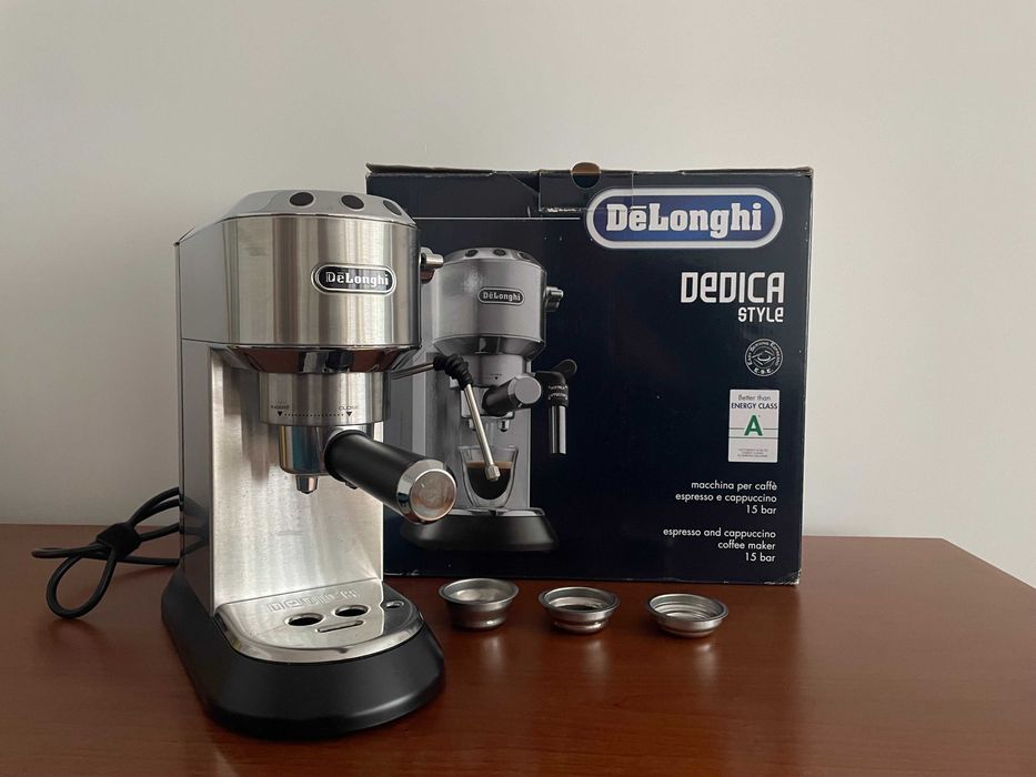 Máquina de Café Espresso DeLonghi Dedica EC 685