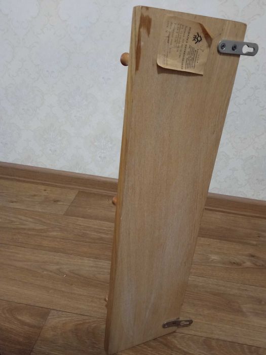 Вешалка деревянная с верхней полочкой.