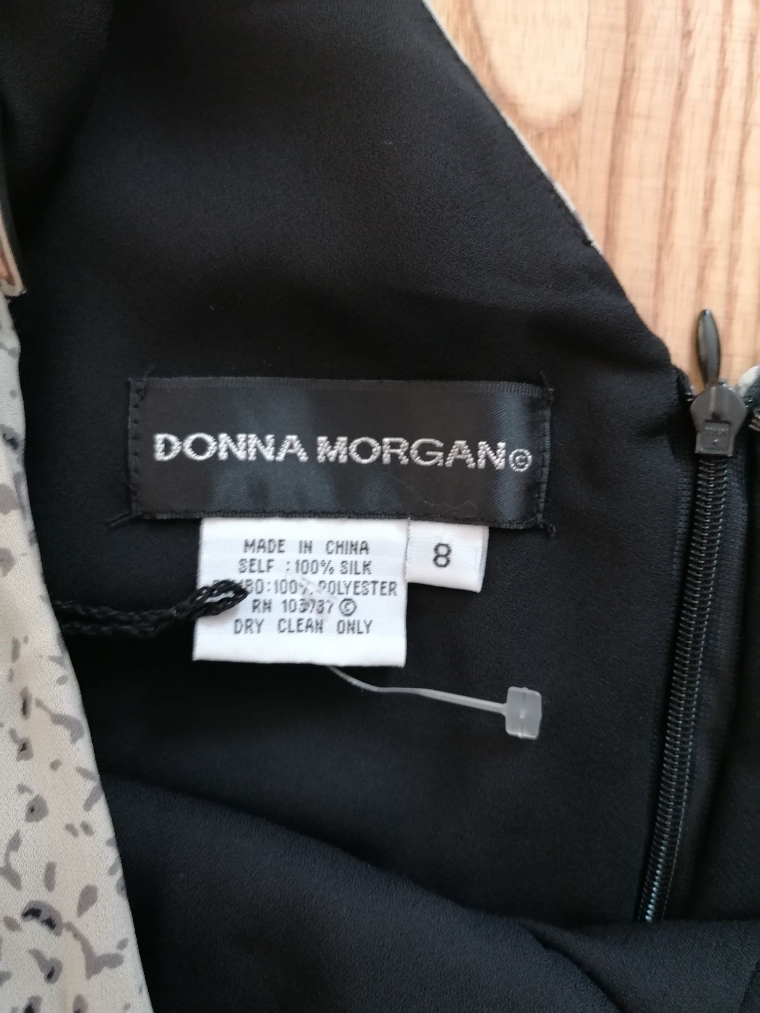 Długa sukienka jedwabna Donna Morgan 8