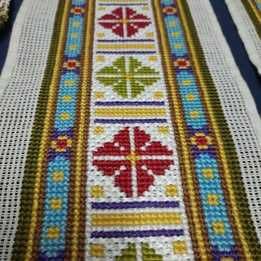 Tiras bordadas à mão em ponto cruz *