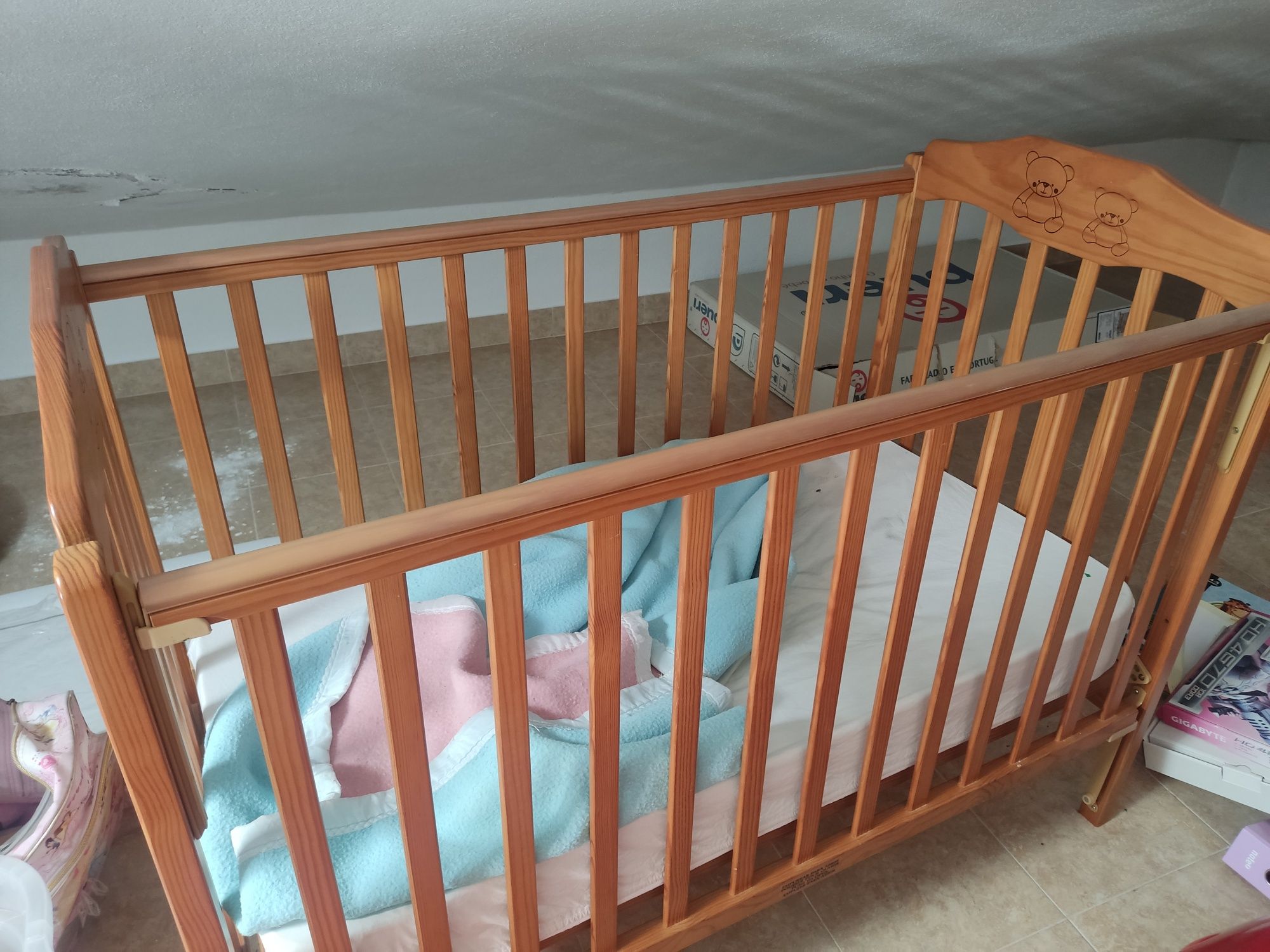 Cama de bebé com grades