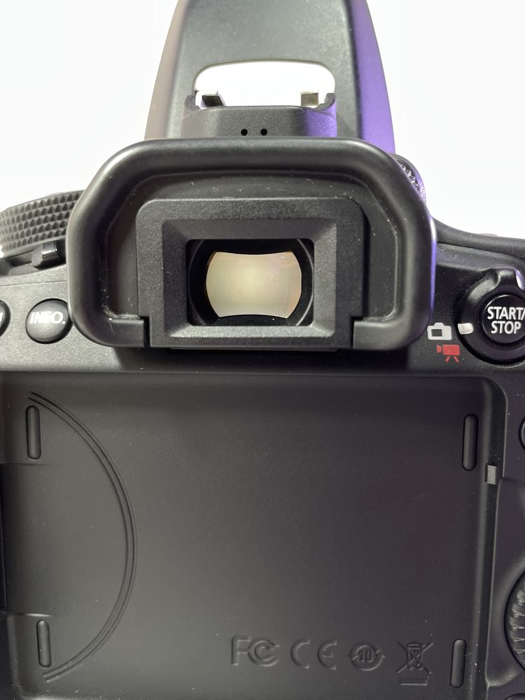 Canon EOS 80D в гарному стані, 3 роки в коробці. Повний комплект.