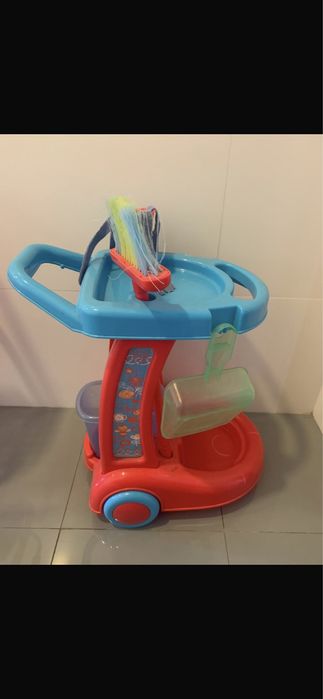 Carrinho de limpeza para brincar