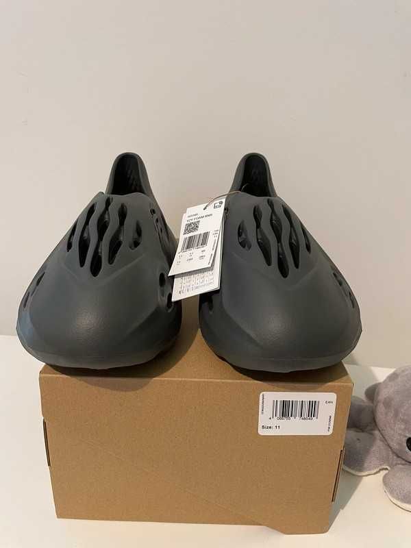 Yeezy foam rnr carbon