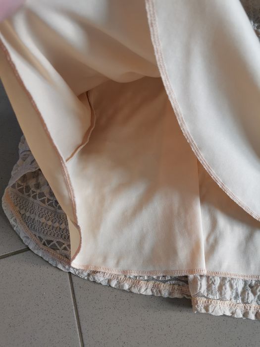 Krótka koronkowa sukienka tiulowa  na ramiaczkach rozkloszowana 40 L