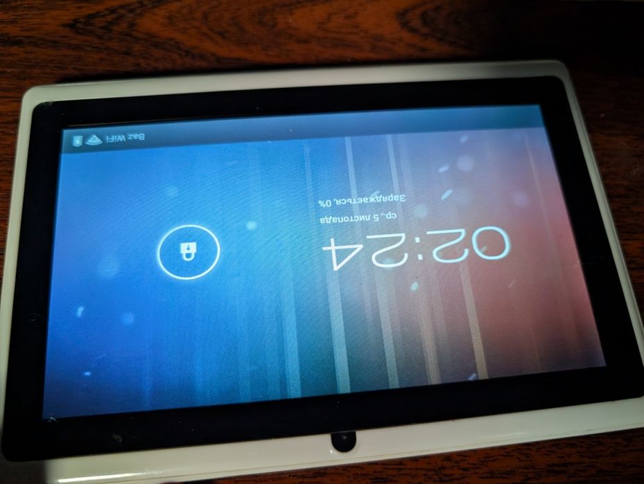 Планшет з клавіатурою-чохлом