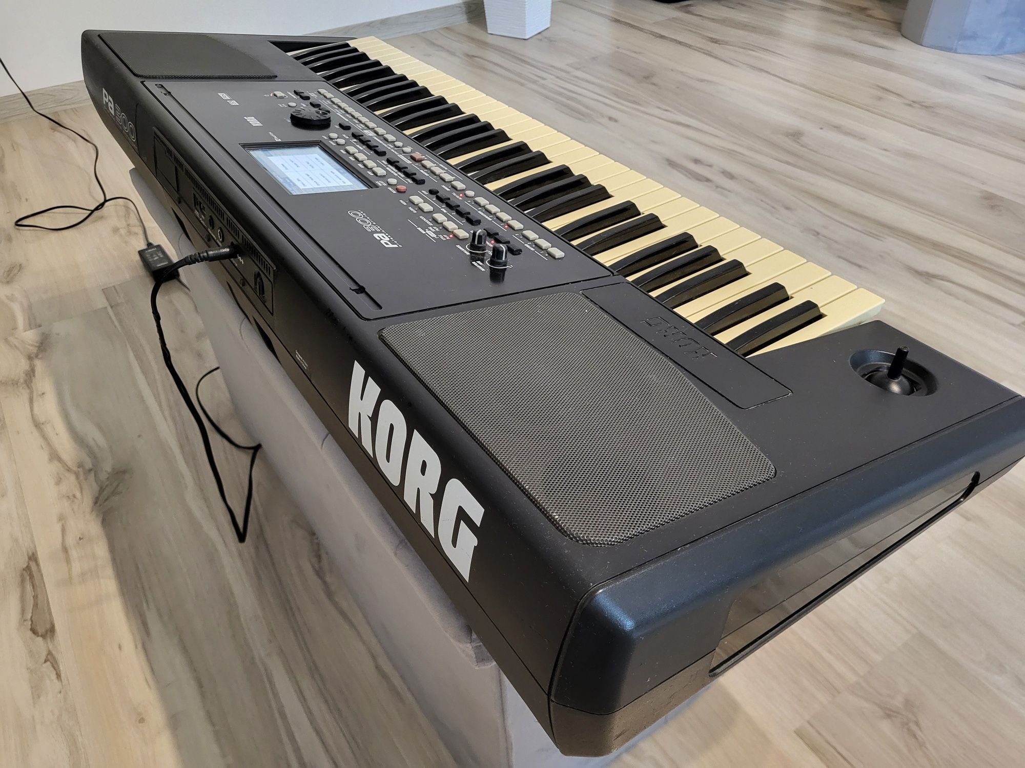 Korg PA 300 z zasilaczem + style