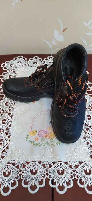 Продаются мужские ботинки