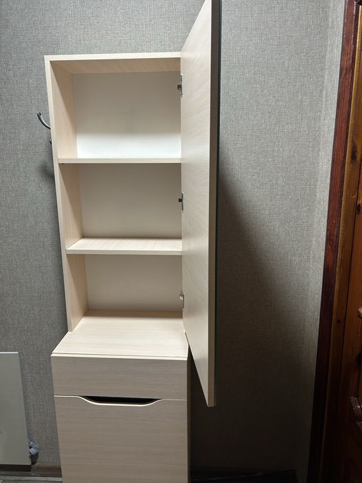 Шафа-пенал з дзеркалом