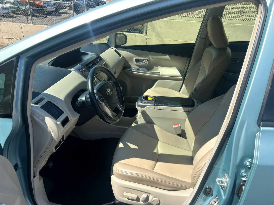 Toyota Prius v Five      2015