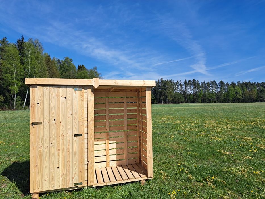 Drewutnia składzik schowek magazynek drewno taczka grabie