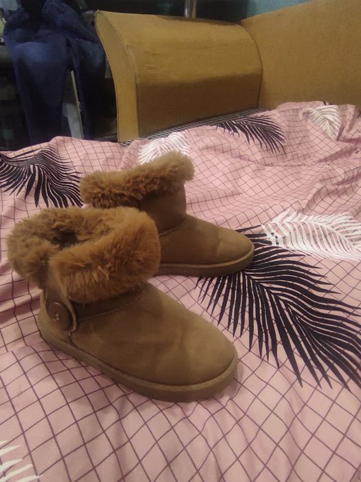 Уги для дівчинки