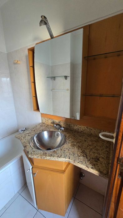 Móvel de casa de banho com bastante arrumação