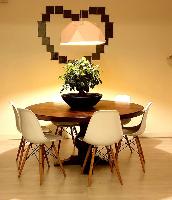 Mesa de jantar redonda de madeira