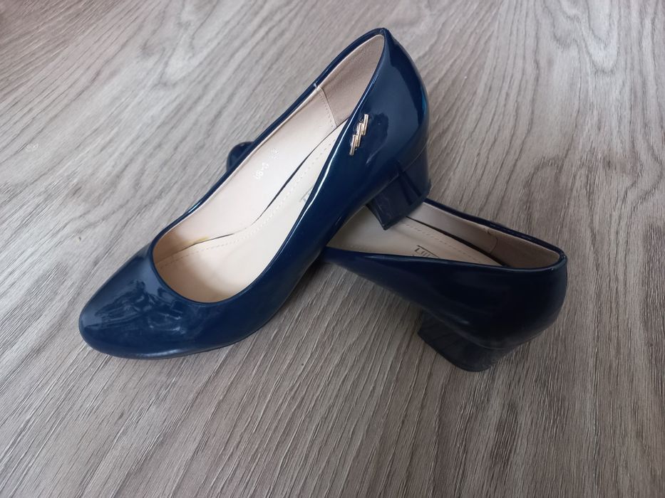 Нові лаковані туфлі