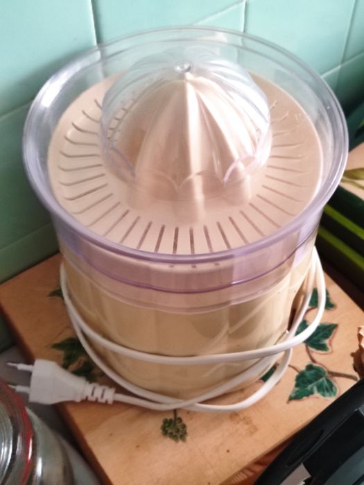 Fririgorífico, móvel e Espremedores.