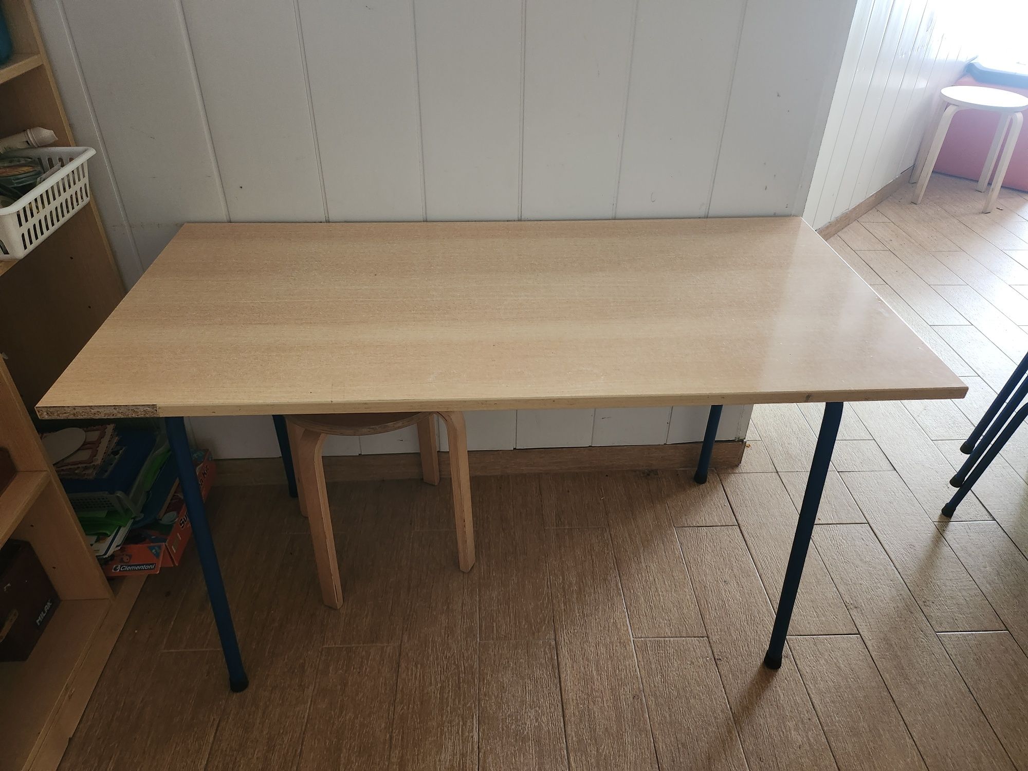 Mesas escolares / secretárias – 1,40m x 60cm – Resistentes