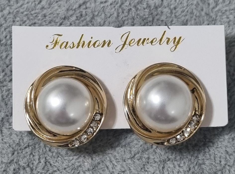 Brincos de mola. Dourados ou prateados. Com uma pérola e zirconias