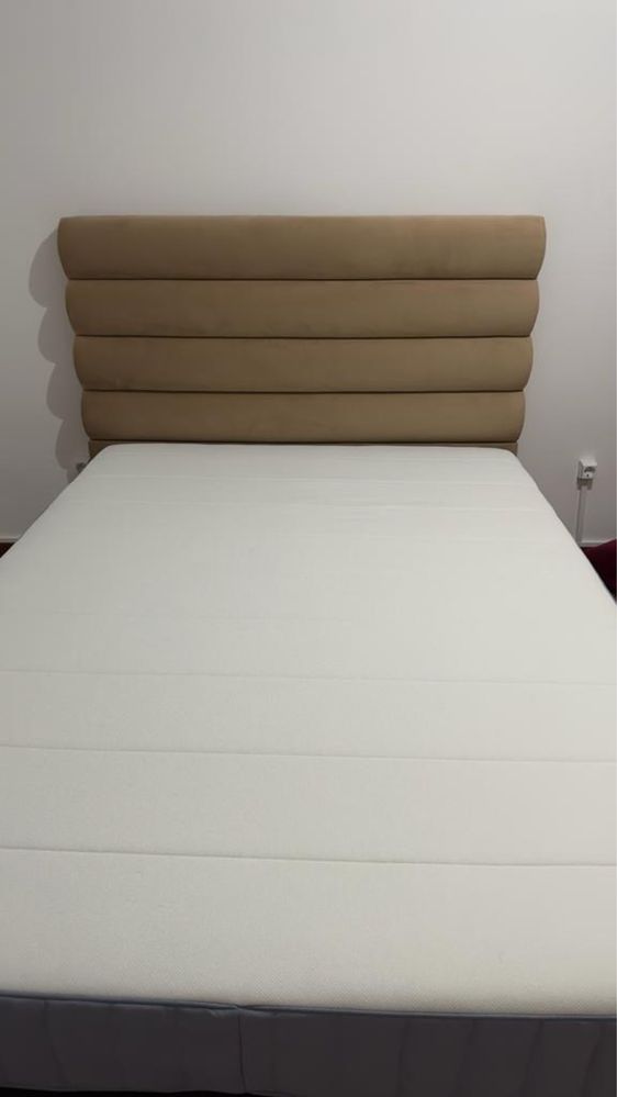 Cama com estrado elevatório.