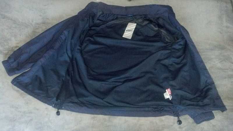 Kurtka Asics z z włoskiej kolekcji Team Line
