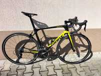 Rower szosowy Giant TCR Advanced z pomiarem mocy Inpeak w korbie.