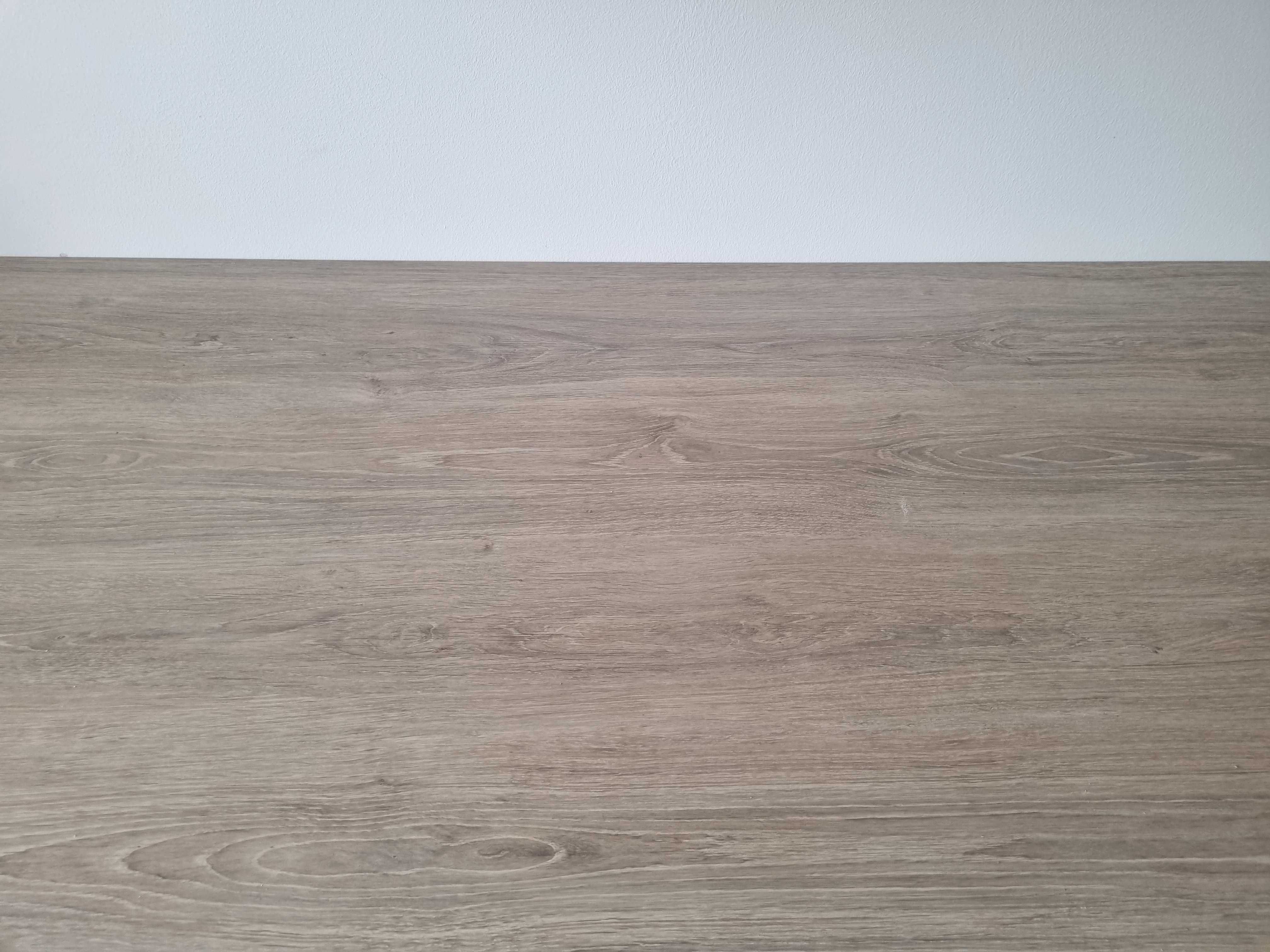 Mesa com pés de madeira