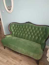 Stara odrestaurowana sofa