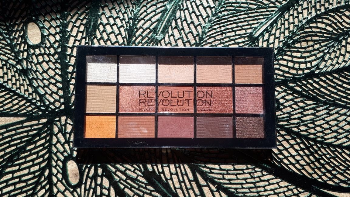Makeup revolution paleta cieni do powiek Reloaded " Iconic fever".