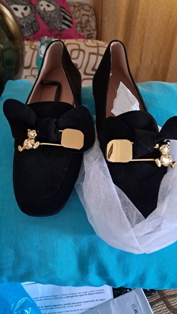 Sapatos pretos novos de camurça