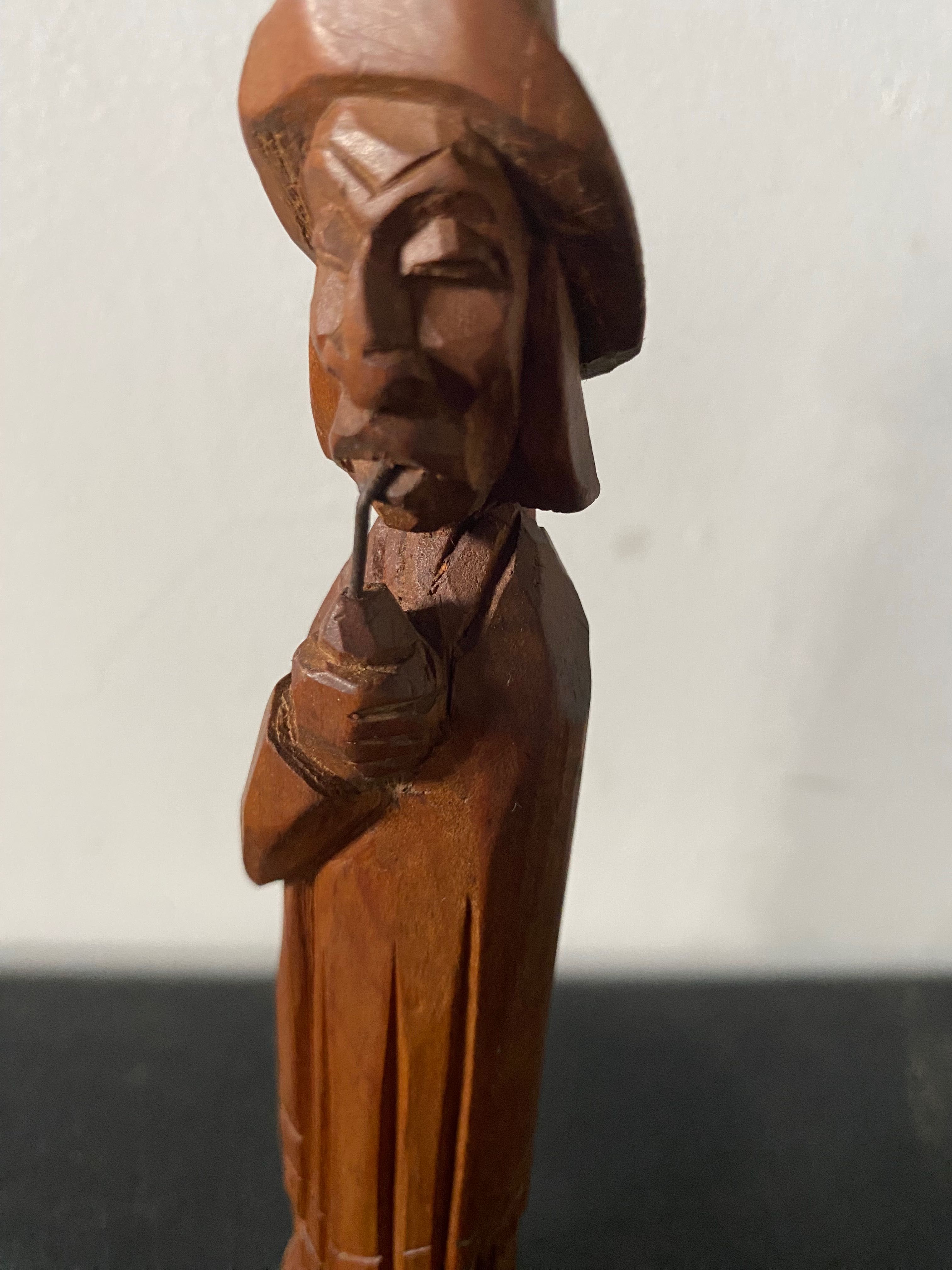 Estatueta antiga em madeira