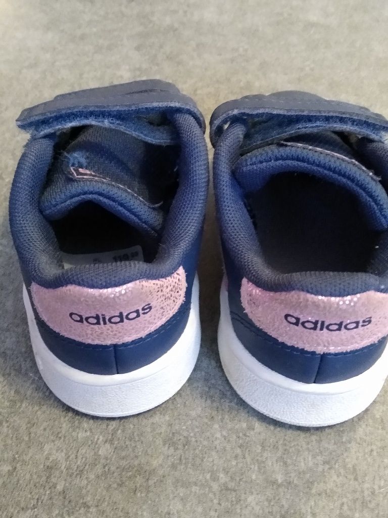 Buty dziecięce Adidas numer 23 - jak nowe