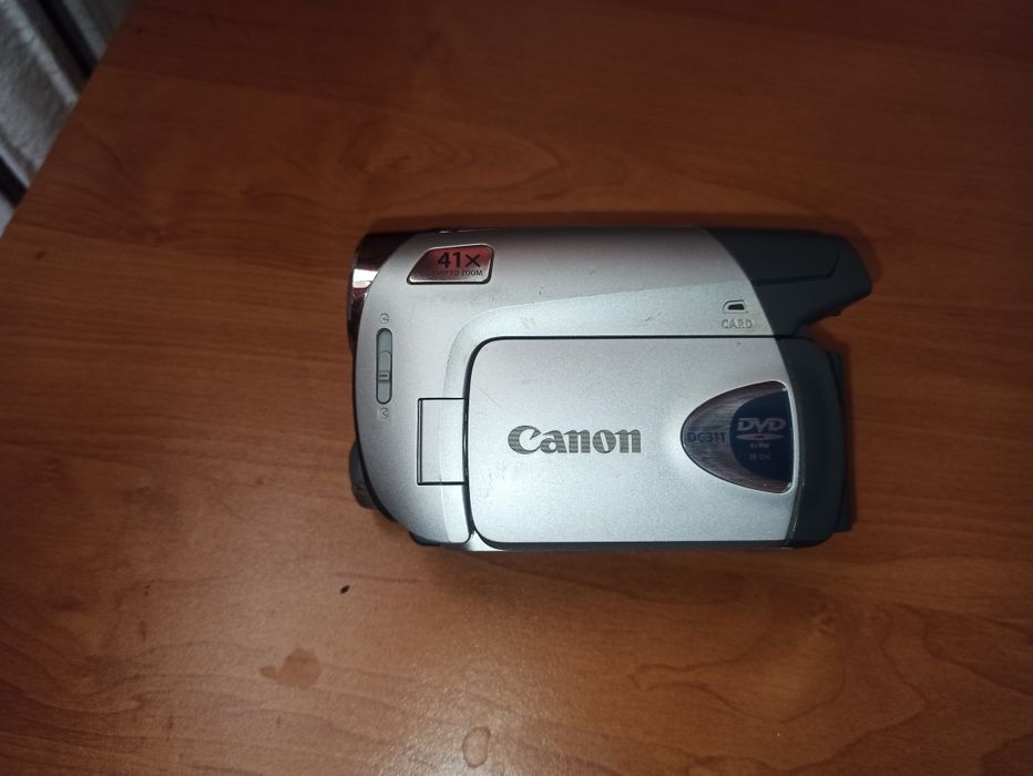 Відеокамера Canon DC311
