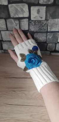 Rękawiczki z niebieską różą