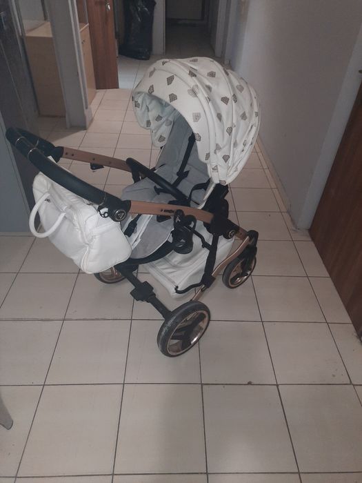 Sprezedam wozek Yanama w dobrym stanie  trzy w jednym 1.200..