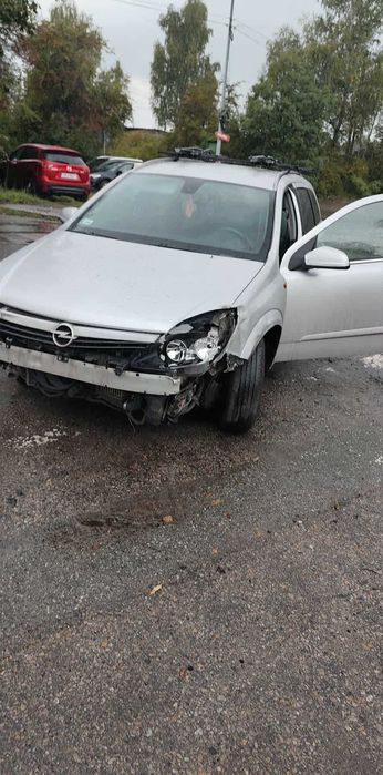 Astra H kombi po kolizji , uszkodzony przod